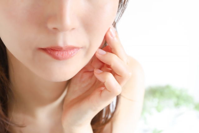 フェイスリフトのダウンタイムはどのくらい?腫れや内出血はいつまで続く?