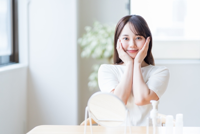 女性 スキンケア朝の顔のむくみを解消するセルフケアと根本的な対策法|NERO DOCTOR / BEAUTY(美容医療)