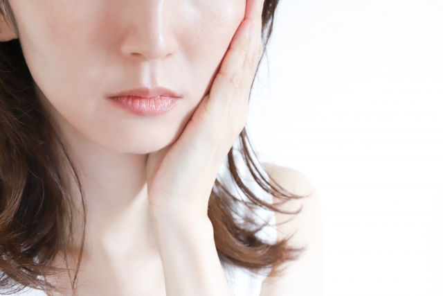 女性 顔に手をかけマリオネットラインができる理由と改善法を解説|NERO DOCTOR / BEAUTY(美容医療)