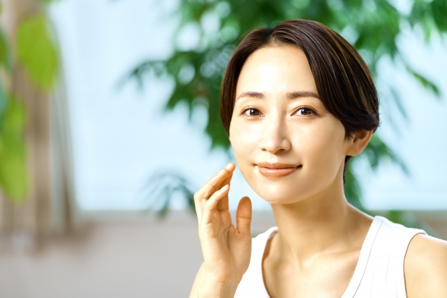 女性 ほほえみ加齢で鼻大きくなるって本当?医学的な理由と予防・解決策を解説|NERO DOCTOR / BEAUTY(美容医療)