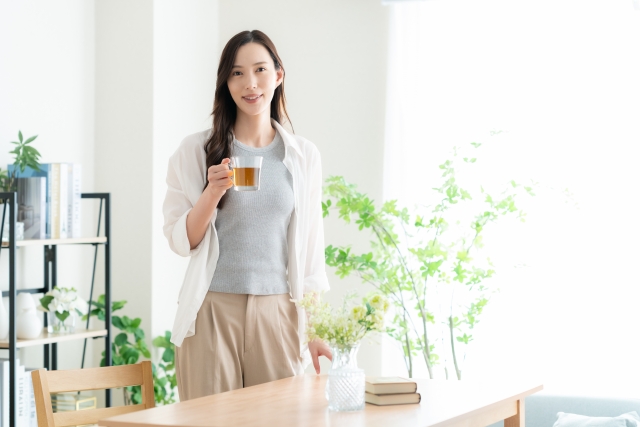 お茶を持つ女性 今見直すべき『漢方』の魅力とは?痩身×美肌×お通じ、美容に効く漢方の選び方