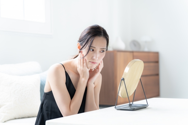 女性 鏡顔が黄色いと感じるのはなぜ?原因と対策を解説!くすみ対策の美容医療も紹介|NERO DOCTOR / BEAUTY(美容医療)