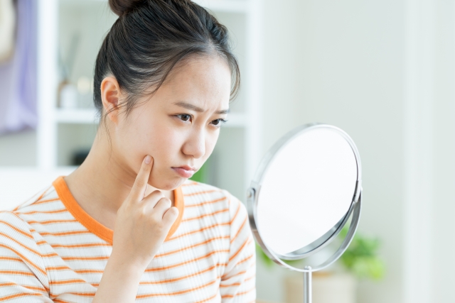 面長から丸顔になる方法は?メイクのコツや美容医療を徹底解説|NERO DOCTOR / BEAUTY(美容医療)