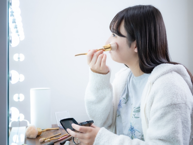 女性 化粧面長から丸顔になる方法は?メイクのコツや美容医療を徹底解説|NERO DOCTOR / BEAUTY(美容医療)