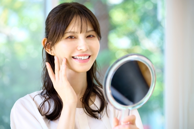 女性 鏡その凹み“中顔面陥没”かも?立体感を出す改善方法まとめ|NERO DOCTOR / BEAUTY(美容医療)