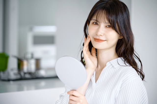 面長から丸顔になる方法は?メイクのコツや美容医療を徹底解説