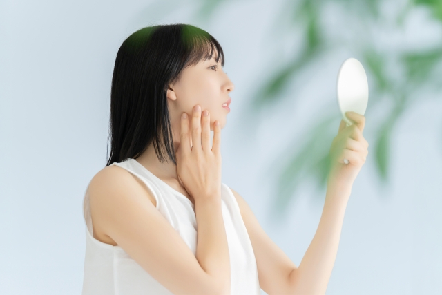 鏡を見る女性 顔が長い印象は変えられる?原因と美容医療でのアプローチ法をご紹介|NERO DOCTOR / BEAUTY(美容医療)