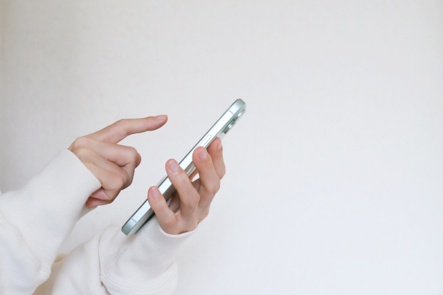 女性 スマホアクアフィリング豊胸の危険性は?他の選択肢や決める際のポイントも紹介|NERO DOCTOR / BEAUTY(美容医療)