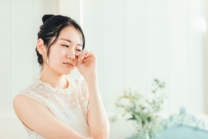 目の下たるみ、どうしたらいい？セルフケアから美容医療まで解決法を徹底解説！