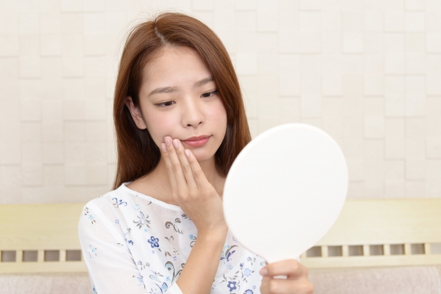 頬のたるみの原因は?美しく年齢を重ねるための世代別ケア