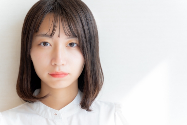 顔は左右非対称だと「気持ち悪い」と感じる?原因や改善方法を紹介