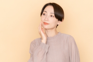 「顔が長い」は改善できる？ 原因や面長の悩みにアプローチする美容医療を紹介