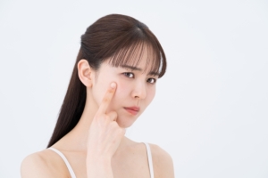 目の下たるみ取り｜ダウンタイムを治療別に解説！早期回復のコツも