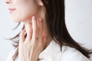 顎下たるみの原因とは？すぐに試せるセルフケアや美容医療も
