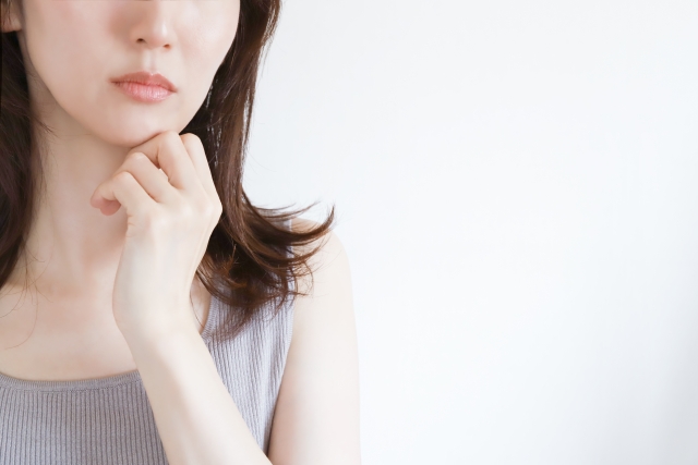 頬のたるみの原因は?美しく年齢を重ねるための世代別ケア