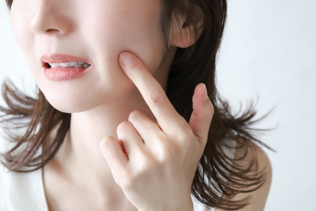 頬のたるみの原因は?美しく年齢を重ねるための世代別ケア