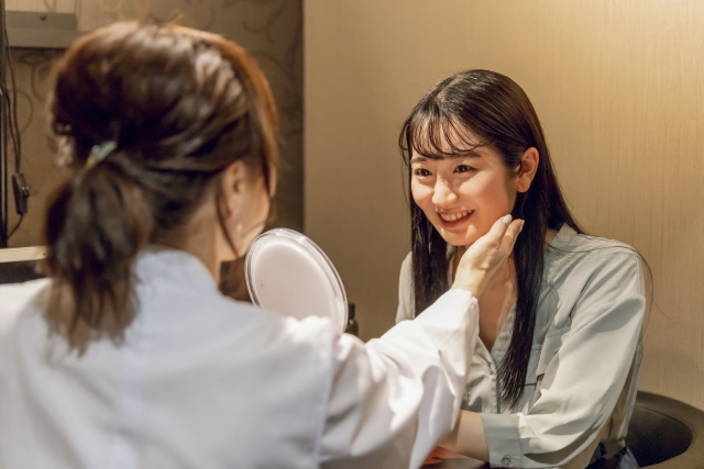 頬のたるみの原因は?美しく年齢を重ねるための世代別ケア