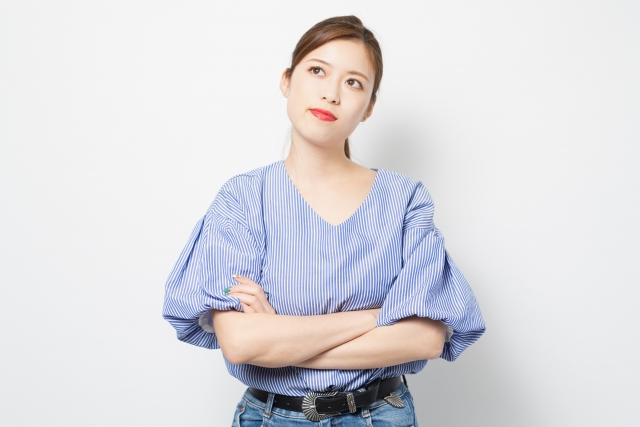 女性　考え事　顎痩せはセルフケアで叶う？原因や効果が期待できる施術も詳しく解説｜NERO DOCTOR / BEAUTY（美容医療）