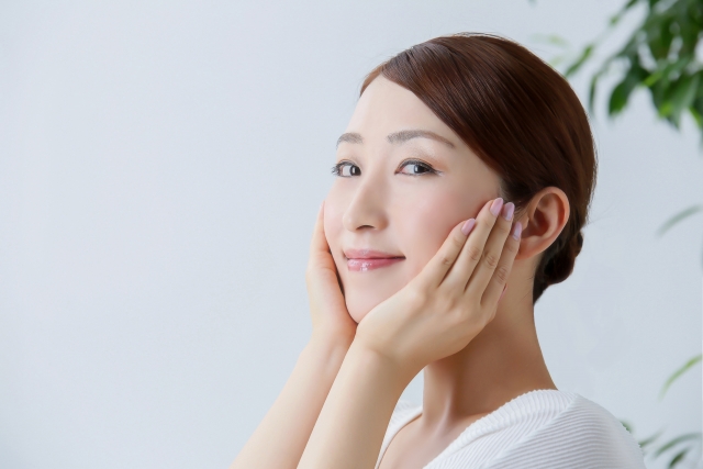 女性 スキンケア 中顔面が長い原因は加齢?ヘアメイクや美容整形など対処法を解説!|NERO DOCTOR / BEAUTY(美容医療)