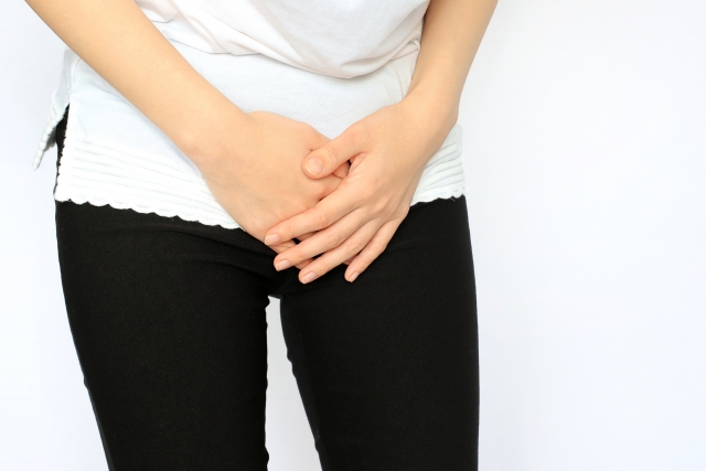 股間を押さえる女性　お湯漏れは病気？出産してないのに起きる“膣からの違和感”の正体とは｜NERO DOCTOR / BEAUTY（美容医療）
