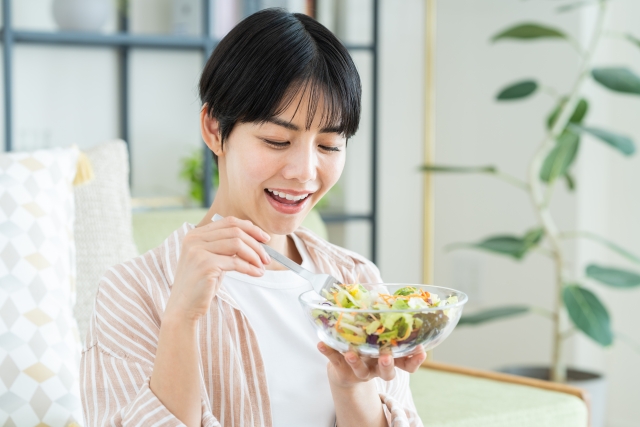 サラダを食べる女性　顎痩せはセルフケアで叶う？原因や効果が期待できる施術も詳しく解説｜NERO DOCTOR / BEAUTY（美容医療）