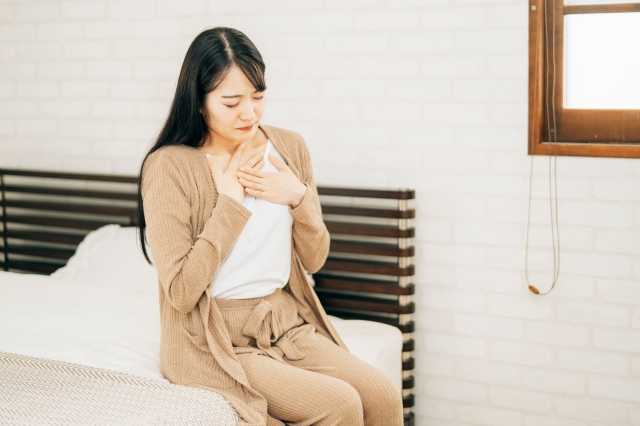 苦しそうな女性　二の腕脂肪吸引のダウンタイムは何日？痛み・腫れ・仕事復帰までの注意点まとめ｜NERO DOCTOR / BEAUTY（美容医療）