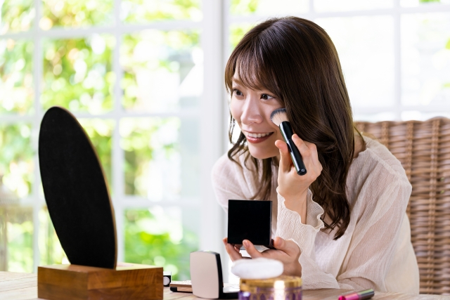 メイクする女性 団子鼻でもかわいいはつくれる!魅力的な見せ方&自力で治す方法を解説|NERO DOCTOR / BEAUTY(美容医療)