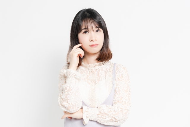 女性 考え事 太ってないのに二重顎になる原因は?効果的な解消法や目立たせない工夫を紹介|NERO DOCTOR / BEAUTY(美容医療)