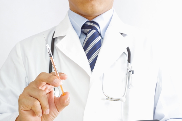 男性 白衣ヒアルロン酸注射にダウンタイムはある?部位別の症状と対処法|NERO DOCTOR / BEAUTY(美容医療)