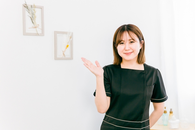 女性　サロンスタッフ　中顔面短縮で若々しい見た目へ！顔の間延びを整える美容医療の選択肢とは？｜NERO DOCTOR / BEAUTY（美容医療）