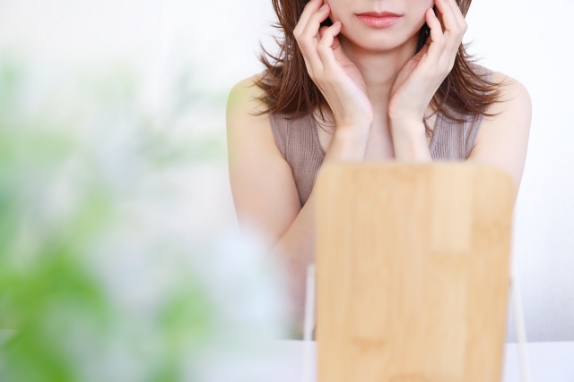 女性 スキンケア ほうれい線のヒアルロン酸、笑うと目立つ?違和感を減らす方法や失敗例をチェック|NERO DOCTOR / BEAUTY(美容医療)