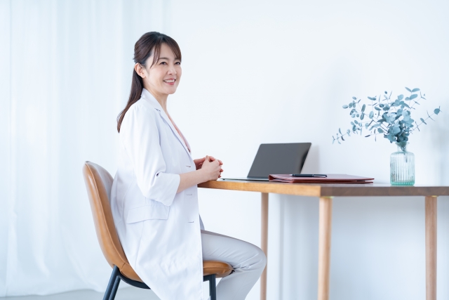 女性　白衣デリケートゾーンの黒ずみが気になる……自宅ケアと美容医療の選択肢｜NERO DOCTOR / BEAUTY（美容医療）