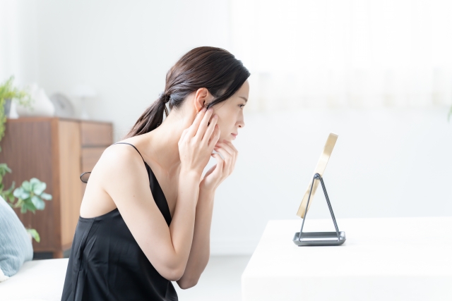 鏡 女性 IPL光治療はやめたほうが良いって本当?理由もわかりやすく解説|NERO DOCTOR / BEAUTY(美容医療)