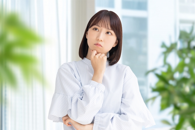 女性　考え事　二の腕脂肪吸引のダウンタイムは何日？痛み・腫れ・仕事復帰までの注意点まとめ｜NERO DOCTOR / BEAUTY（美容医療）