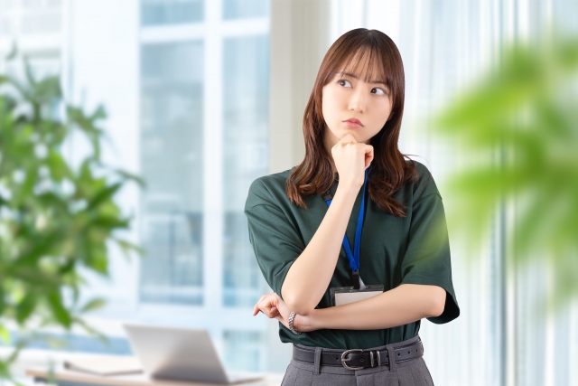 女性 考え事 小鼻縮小のみで理想の鼻に?後悔しないための効果・リスク・施術法を徹底解説|NERO DOCTOR / BEAUTY(美容医療)