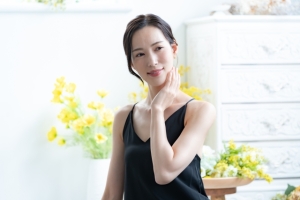 中顔面が長い原因は加齢？ヘアメイクや美容整形など対処法を解説！