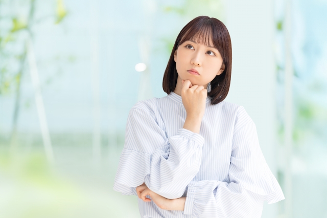 悩む女性 ほうれい線のヒアルロン酸、笑うと目立つ?違和感を減らす方法や失敗例をチェック|NERO DOCTOR / BEAUTY(美容医療)