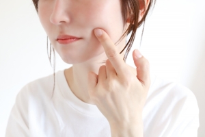 ほうれい線のヒアルロン酸、笑うと目立つ？違和感を減らす方法や失敗例をチェック