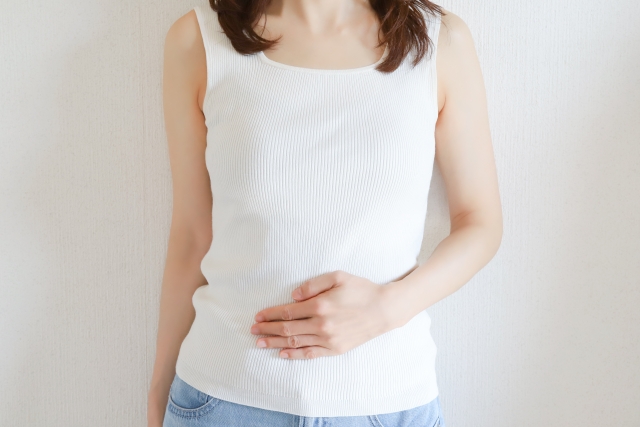 お腹押さえる女性 避妊インプラントってどんなもの?仕組み・副作用・費用を分かりやすく解説|NERO DOCTOR / BEAUTY(美容医療)