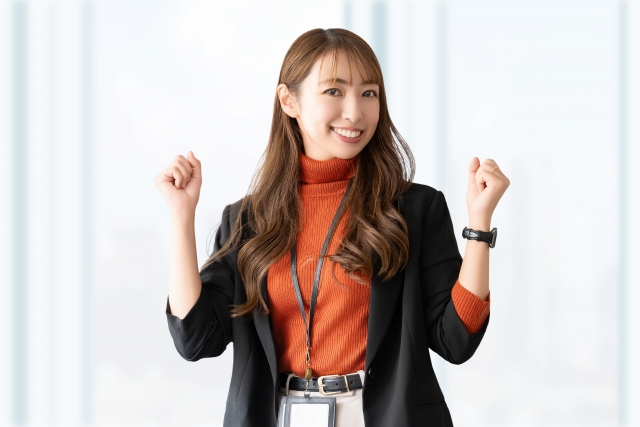 ガッツポーズする女性 小鼻縮小注射の効果は?切らずに鼻を小さくする施術の種類や効果やメリットデメリットまで徹底解説|NERO DOCTOR / BEAUTY(美容医療)