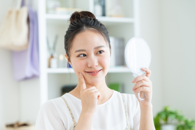 鏡を見る女性 団子鼻でもかわいいはつくれる!魅力的な見せ方&自力で治す方法を解説|NERO DOCTOR / BEAUTY(美容医療)