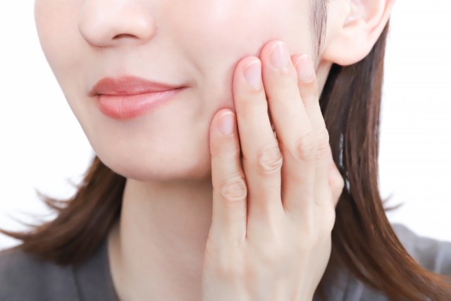 痩せてるのにフェイスラインがない!すっきりしない原因や治療を解説