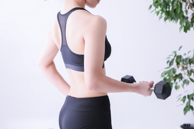 筋トレする女性 二の腕痩せでノースリーブが似合う腕に!セルフケアや美容医療の選択肢を解説|NERO DOCTOR / BEAUTY(美容医療)