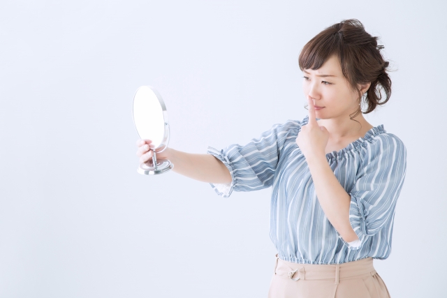 鏡を見る女性　団子鼻の悩みを解消したい！セルフケア方法・美容医療を詳しく解説｜NERO DOCTOR / BEAUTY（美容医療）