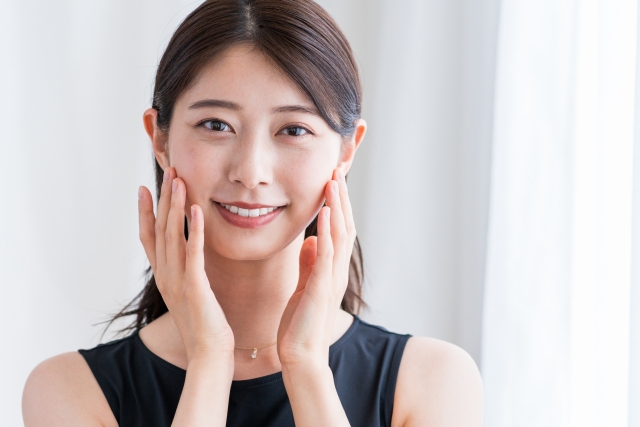 微笑む女性　切開リフトで後悔しないためには？失敗事例と対処法を解説 ｜NERO DOCTOR / BEAUTY（美容医療）