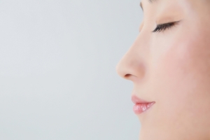 かぎ鼻（鍵鼻・鉤鼻）とは？セルフケアから美容医療まで美しい鼻筋を目指す方法を解説
