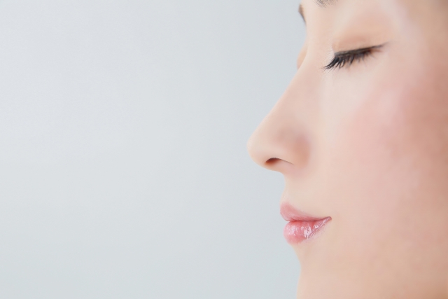 かぎ鼻（鍵鼻・鉤鼻）とは？セルフケアから美容医療まで美しい鼻筋を目指す方法を解説