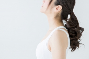 垂れた胸は戻せる？自宅ケア～美容医療までの本気のバストアップ対策