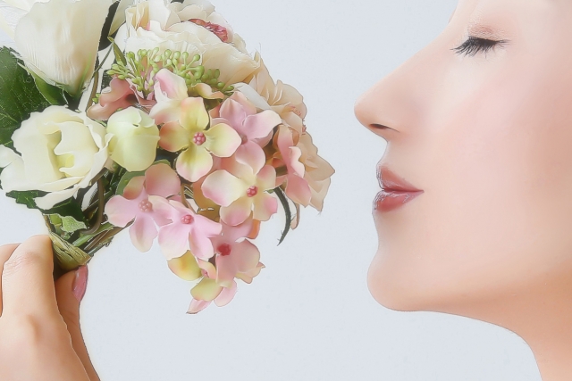 花の匂いを嗅ぐ女性　「団子鼻に美人はいない」は本当？団子鼻で悩む方必見！美しい顔に近づくための5つの方法｜NERO DOCTOR / BEAUTY（美容医療）