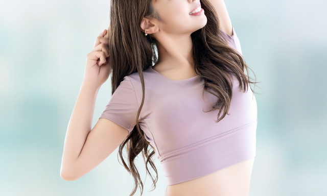 ストレッチする女性 卒乳後に胸がなくなった?原因とバストアップする方法を紹介|NERO DOCTOR / BEAUTY(美容医療)